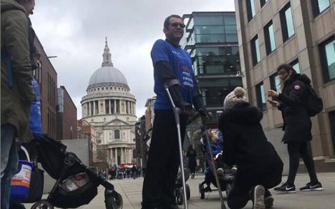 Ao longo de sua caminhada, o jornalista sem pernas conquistou o apoio de grandes nomes do atletismo, como Mo Farah