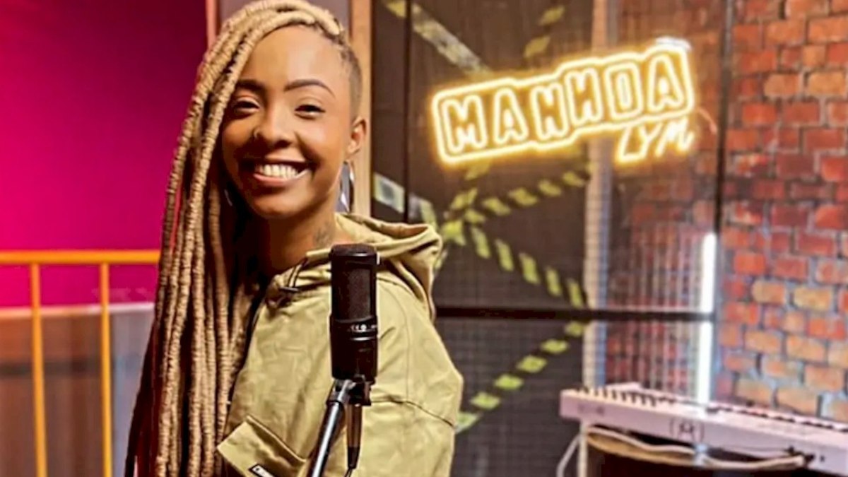 A cantora Mannda Lym foi homenageada com a entrega da placa comemorativa de 1 milhão de ouvintes mensais no Spotify