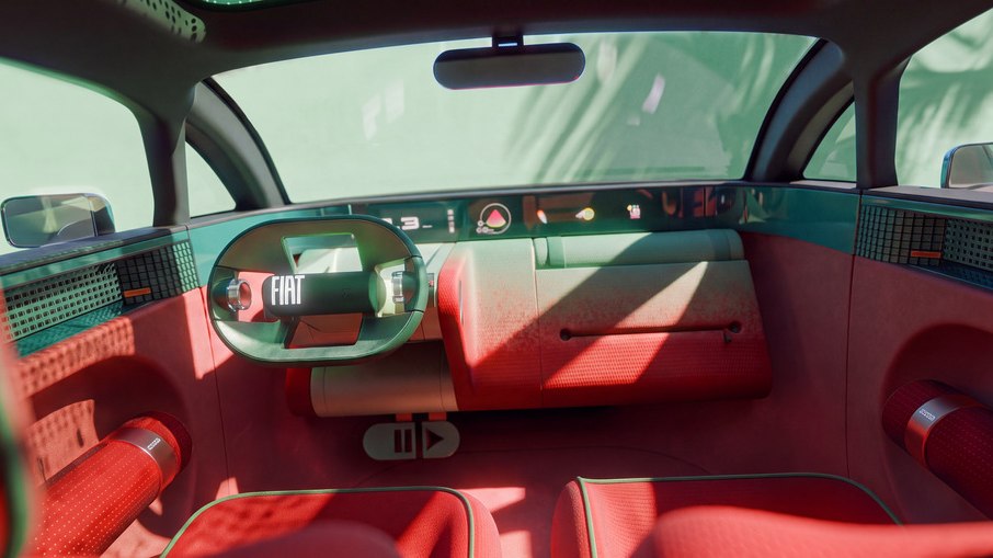 Cabine do Fiat Multiplay combina painel digital, superfícies minimalistas e revestimentos coloridos em uma proposta voltada à versatilidade.
