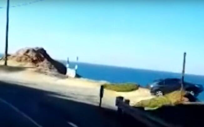 Nas imagens, é possível ver o momento em que o veículo cai em direção ao oceano