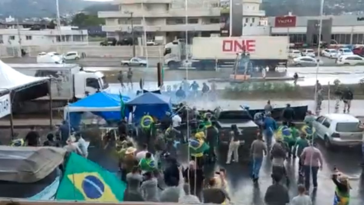 Bolsonaristas atacam agentes da PRF em Santa Catarina