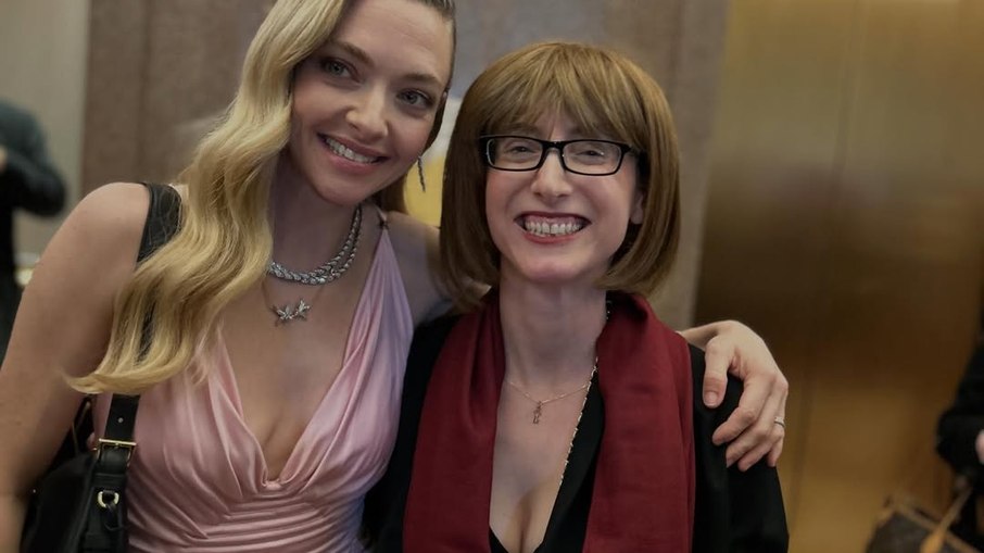 Amanda Seyfried (patroa Nina) e a autora Freida McFadden