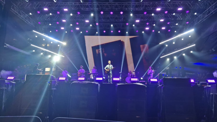 Nando Reis subiu ao palco e embalou o público com sucessos que atravessam gerações