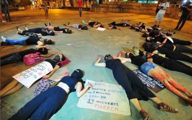 Mulheres deitaram durante o protesto