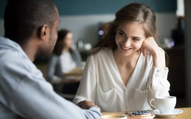Orientadora e coach emocional indicam que a conversa é o melhor caminho para saber se ele quer ou não um namoro