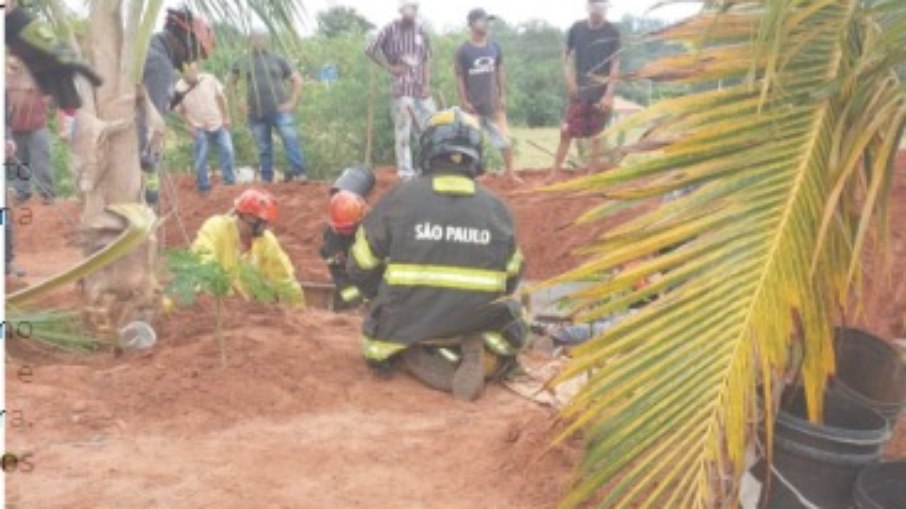 Equipes de resgate do Corpo de Bombeiros trabalham no local do deslizamento Equipes de resgate do Corpo de Bombeiros trabalham no local do deslizamento