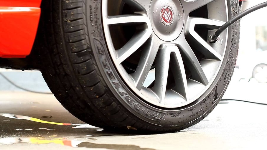 Um dos cuidados com os pneus mais esquecidos é mantê-los na calibragem correta e sempre frios