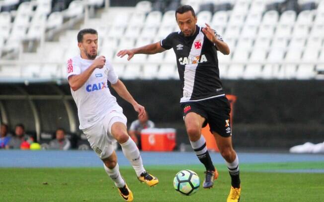 Nenê carrega bola para o Vasco em jogo contra o Santos