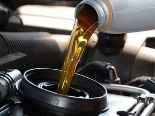 Troque o óleo antes de deixar o carro parado na garagem, de preferência por um óleo sem aditivos.