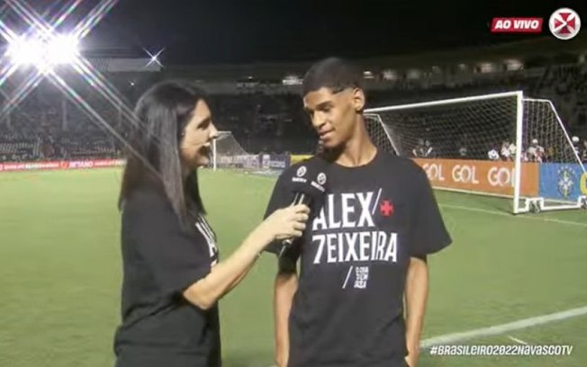 Luva de Pedreiro anuncia Alex Teixeira para torcedores em São Januário: 'Magnífico'