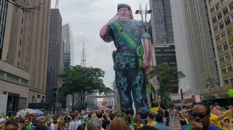 Sem alarde, bispo Edir Macedo declara apoio a Bolsonaro em rede social, Política