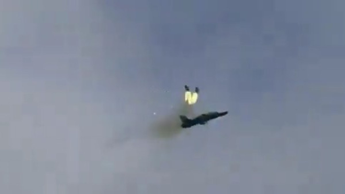 Pilotos se ejetam antes de jato militar cair em chamas; vídeo