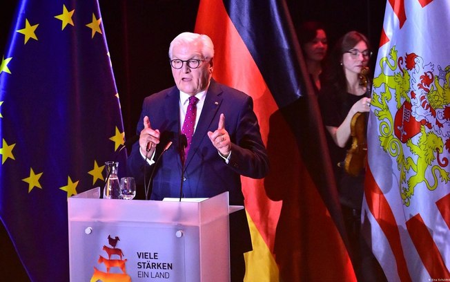 Steinmeier durante seu discurso em Bremen por ocasião do Dia da Unidade Alemã Steinmeier durante seu discurso em Bremen por ocasião do Dia da Unidade Alemã