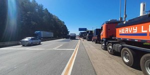 Carga de 645 toneladas tem problema técnico e para na Via Dutra