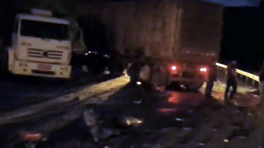 Colisão entre três carretas deixa uma pessoa morta e duas feridas Colisão entre três carretas deixa uma pessoa morta e duas feridas