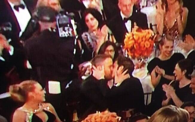 Andrew Garfield beijou o amigo Ryan Reynolds como forma de consolo