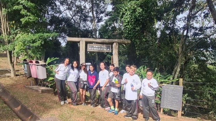Alunos exploram trilha ecológica no Dia do Meio Ambiente