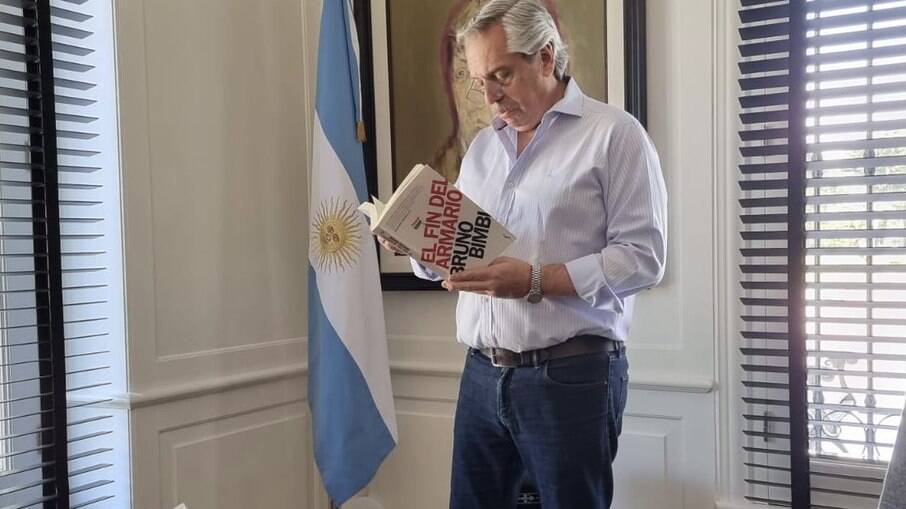 Alberto Fernández, presidente da Argentina, lendo um dos livros LGBTQIA+ banidos em escolas da Espanha