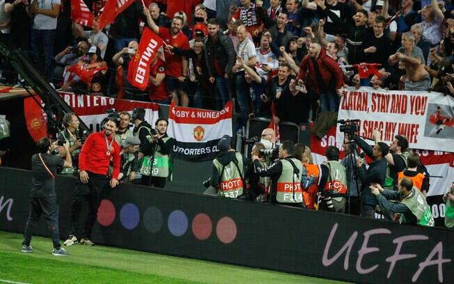 Ibrahimovic tira fotos e gargalha em frente a inusitada faixa do torcedor do Manchester United