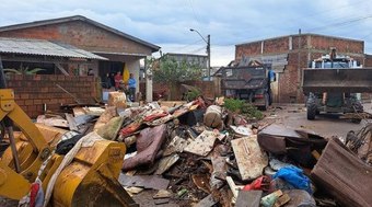 Cidades do RS ficam tomadas por lixo após água baixar; veja imagens