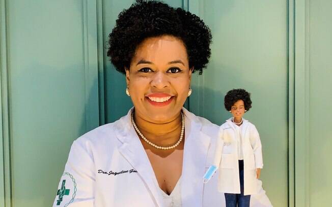 ‘Esforço para ciência no Brasil é 4 vezes maior’, diz biomédica que sequenciou coronavírus e ‘virou’ Barbie
