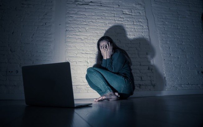 O stalking foi criminalizado no Brasil pela Lei nº 14.132/2021, com pena de 6 meses a 2 anos de reclusão