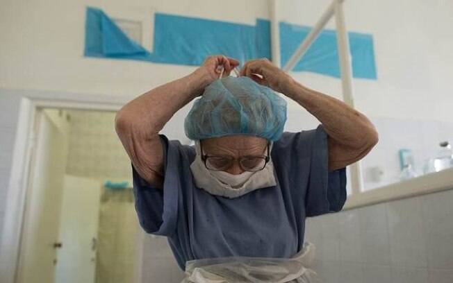 Segundo o jornal russo “Kommersant”,  Alla Ilynichna Levushkina já realizou mais de 10.000 intervenções cirúrgicas