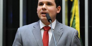 Hugo Motta diz que fim da escala 6x1 será debatido com calma