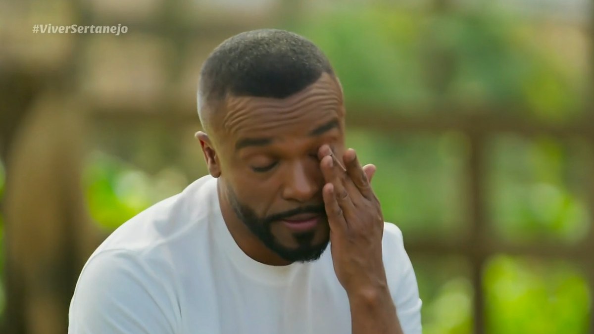 Alexandre Pires chora na Globo ao relembrar infância difícil