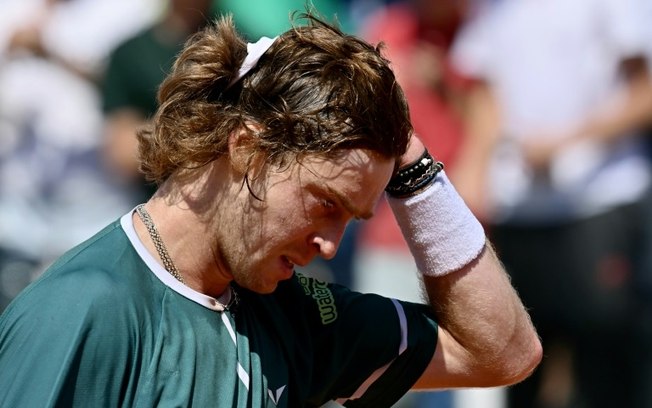 Andrey Rublev lamenta a derrota para Alexandre Müller nesta segunda-feira, no Masters 1000 de Roma