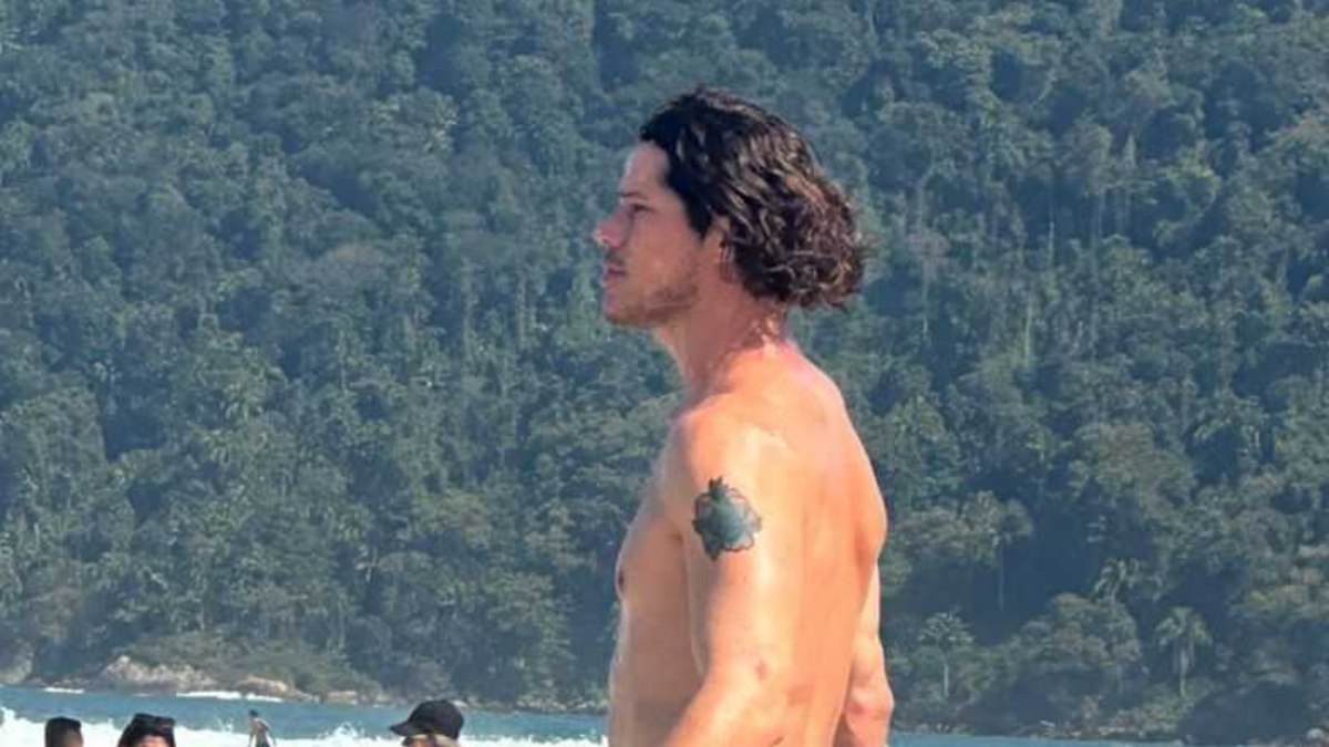 José Loreto na praia do Tombo, em Guarujá José Loreto na praia do Tombo, em Guarujá