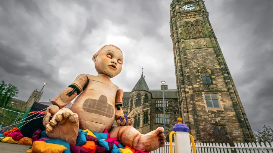 “Bebezão” em praça assustou diversos adultos na Inglaterra