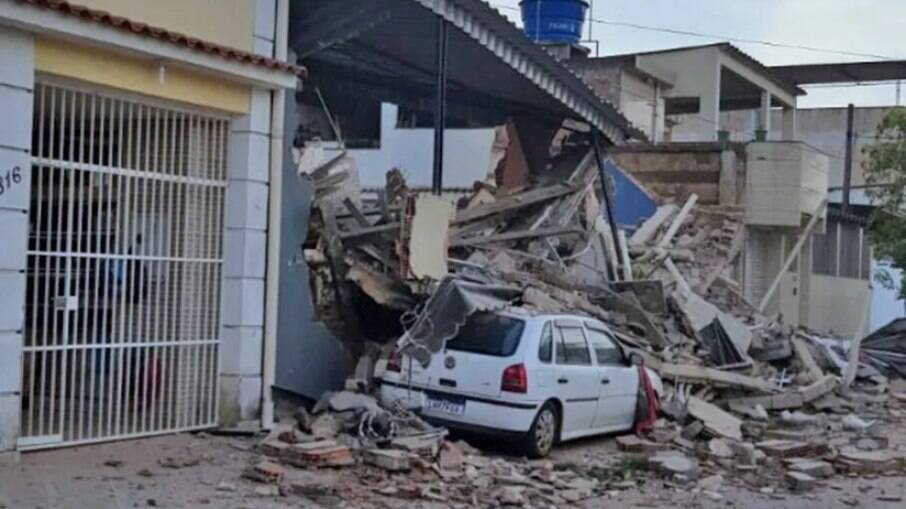Prédio de três andares desmorona em Nilópolis-RJ; sobreviventes são encontrados
