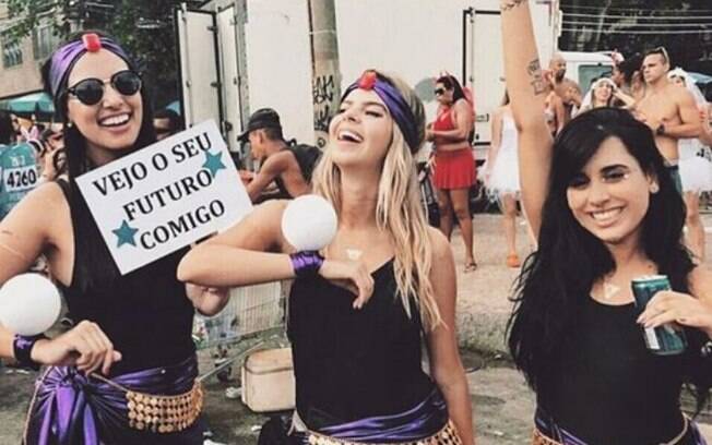 Fantasias de carnaval: para prever o futuro você precisa de uma roupa preta, tecido roxo e uma bola de cristal improvisada