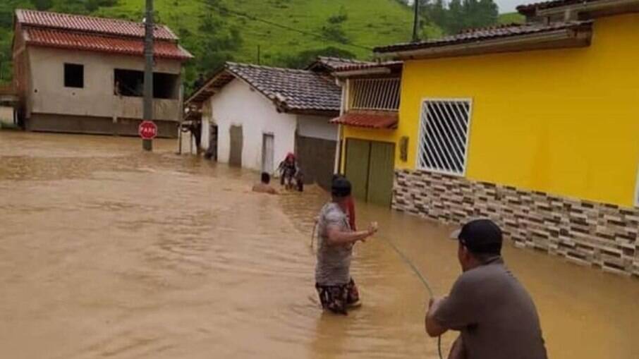 Moradores fazem resgate de vizinhos com ajuda de cordas em Jucuruçu, na Bahia