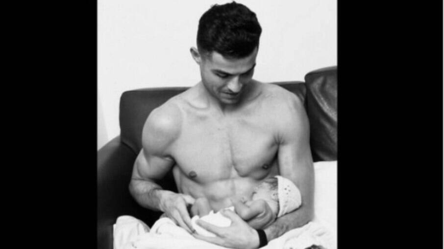 Cristiano Ronaldo com filha recém-nascida no colo