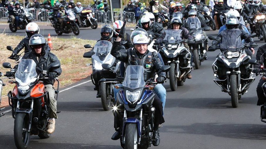 Ex-presidente Jair Bolsonaro (PL) promoveu e participou de motociatas durante a pandemia de Covid-19, sempre sem máscaras