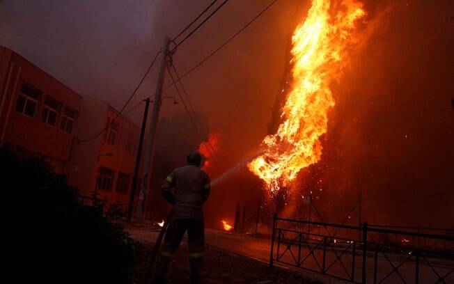 Uma série de incêndios florestais consomem o leste de Atenas; vítimas nos incêndios na Grécia passam de 200