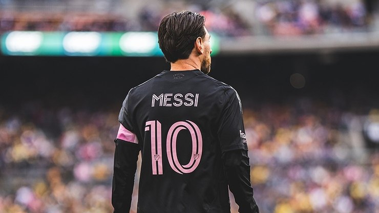 Vídeo: sem segurança pessoal, Messi é abraçado por fã em campo