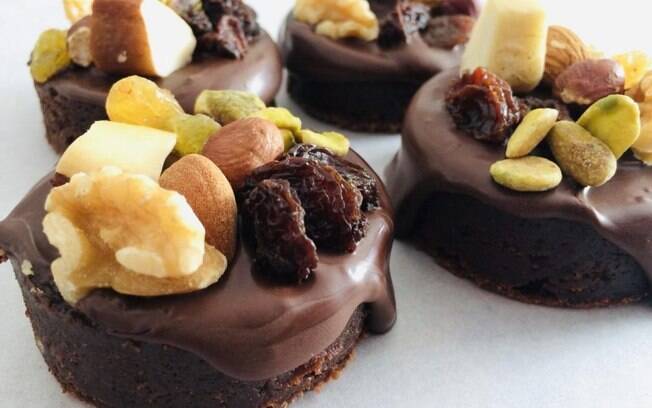 Brownie de chocolate fica mais especial com o toque de nozes, amêndoas e castanhas