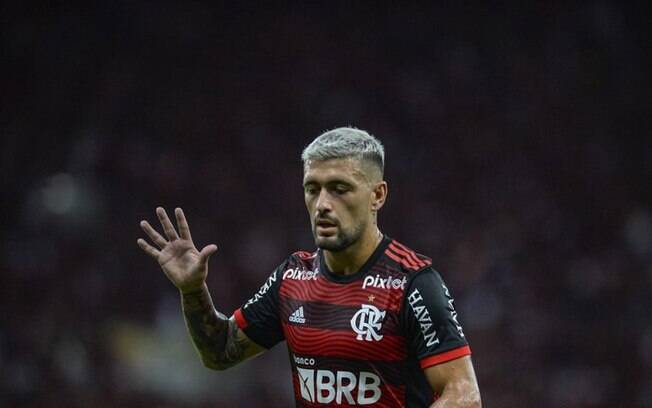 Torcedores do Flamengo se derretem com gol de Arrascaeta diante do Talleres
