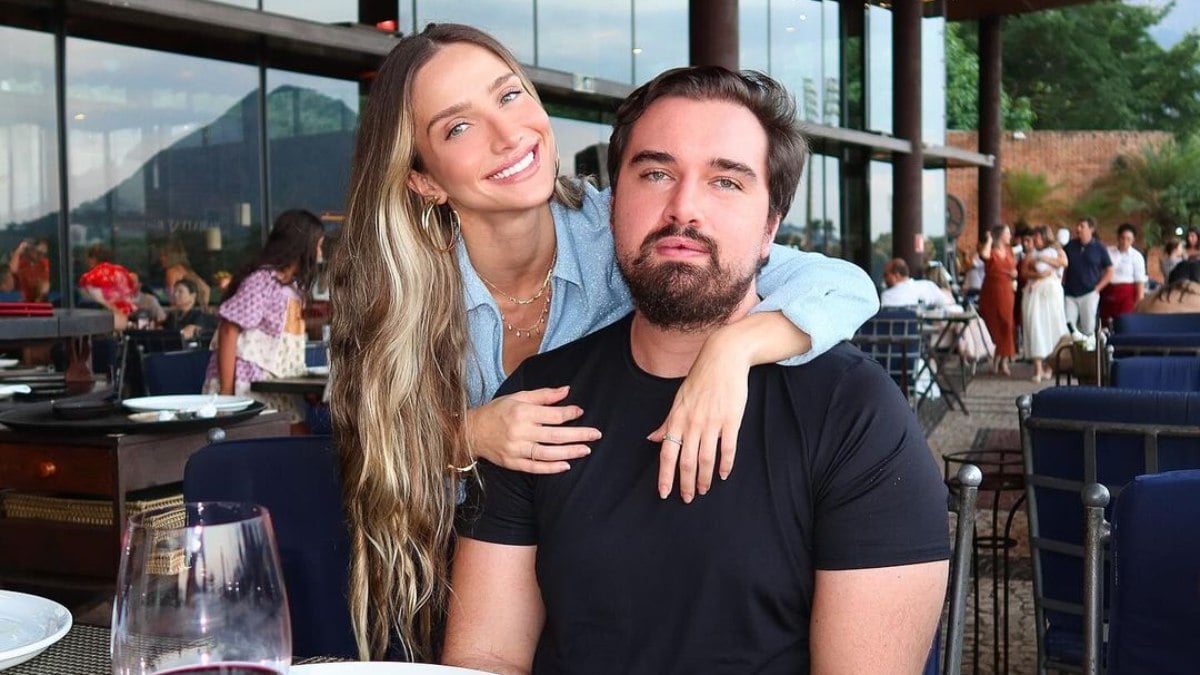 Patricia Moreira publicou registro de almoço com o namorado, Olin Batista, em restaurante no Rio de Janeiro