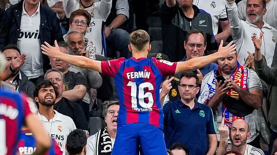 Fermín foi encarar a torcida do Real Madrid após marcar no Bernabéu