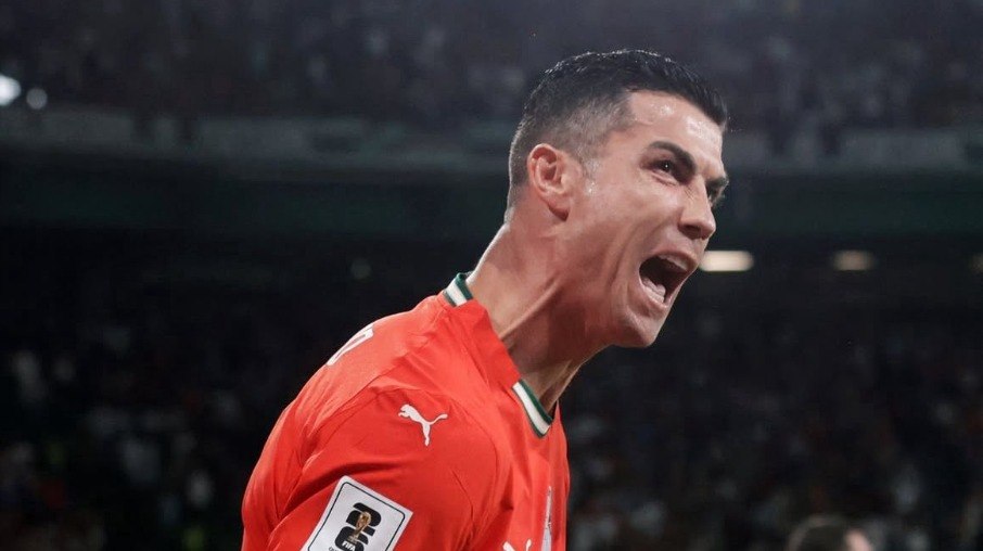 Cristiano Rolando comemora gol marcado sobre a Hungria