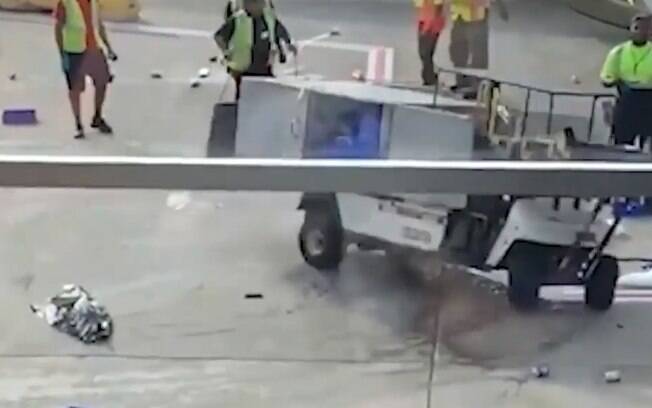 Incidente só não foi pior porque funcionária do aeroporto agiu rápido e derrubou o carrinho