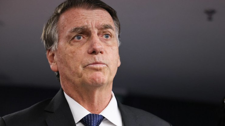 “Não ia me submeter à maior vaia da história”, diz Bolsonaro sobre passar a faixa a Lula