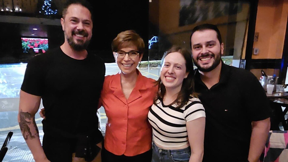 Renata%20Lo%20Prete%20se%20diverte%20e%20canta%20em%20karaok%C3%AA%20durante%20festa