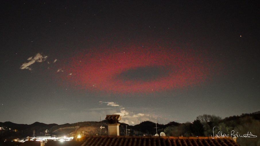 Foto de anel de luz vermelha no céu da Itália viraliza