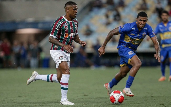 Douglas Costa está entre os relacionados e pode ser titular do Fluminense contra o Madureira