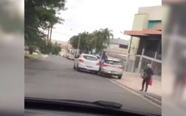 Vídeo: homem xinga motorista de 'macaco' em briga de trânsito em Campinas